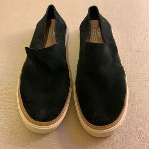 Tom’s slip on tennis shoes